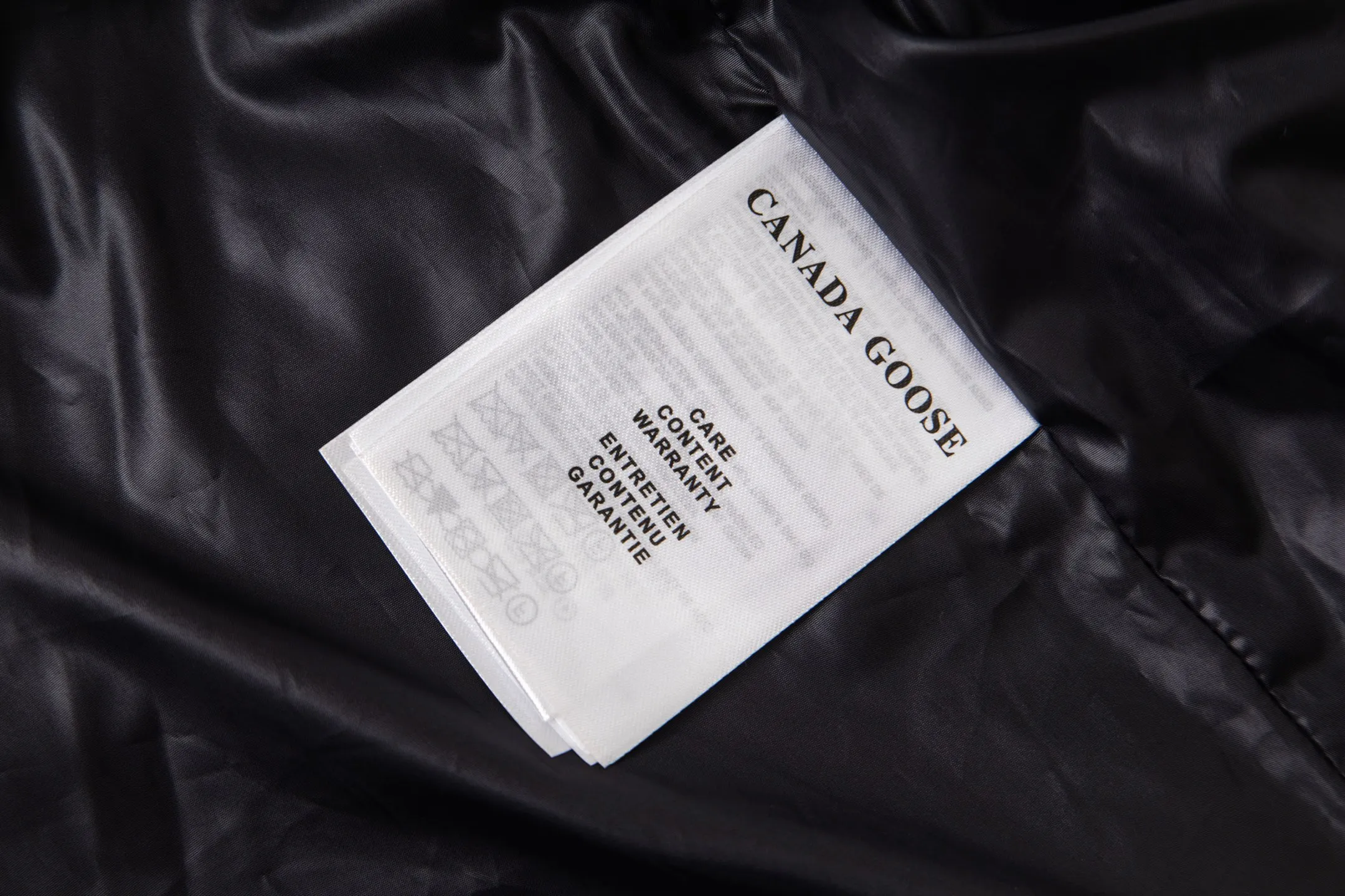 P360 Canada Goose/Canada Goose Black Label #Freestyle Crew 4151mb men's and women's vest down ➖ Imported Behringer embroidery machine customized 10,000-needle embroidery label! ➖ Imported 21-count polyester-cotton blended original fabric, using Feather-Light 10D waterproof coating fabric, made of 84.5% polyester fiber and 15.5% cotton, 100% the best feel in the entire network! ➖ The genuine official website uses the national standard 80 white duck down, and will never be misled by false claims such as 90 down or goose down! ➖ 100% nylon nylon lining with double double-layer sealing design to prevent velvet from running away. Top-grade polar fleece is used in the collar and pockets to keep warm and comfortable! ➖ Yoshida YKK provides original custom-made electroplated sliders. YKK two-way lockable zippers are tight and smooth and will not peel off paint! ➖ 3M composite original Velcro is durable, and all accessories and hardware are disassembled and customized! ⛔No slander, no exaggeration, no need for too much copywriting, because it is focused, it is professional!  SIZE: XS S M L XL XXL
